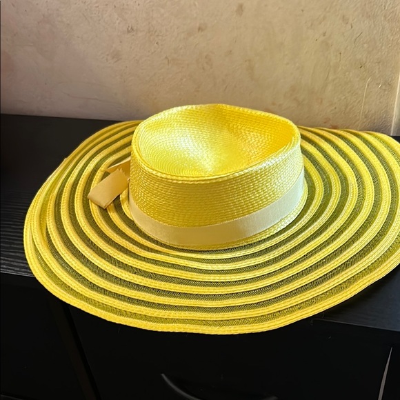 Yellow Wide-Brimmed Sun Hat with Concentric Stripes - Picture 1 of 1